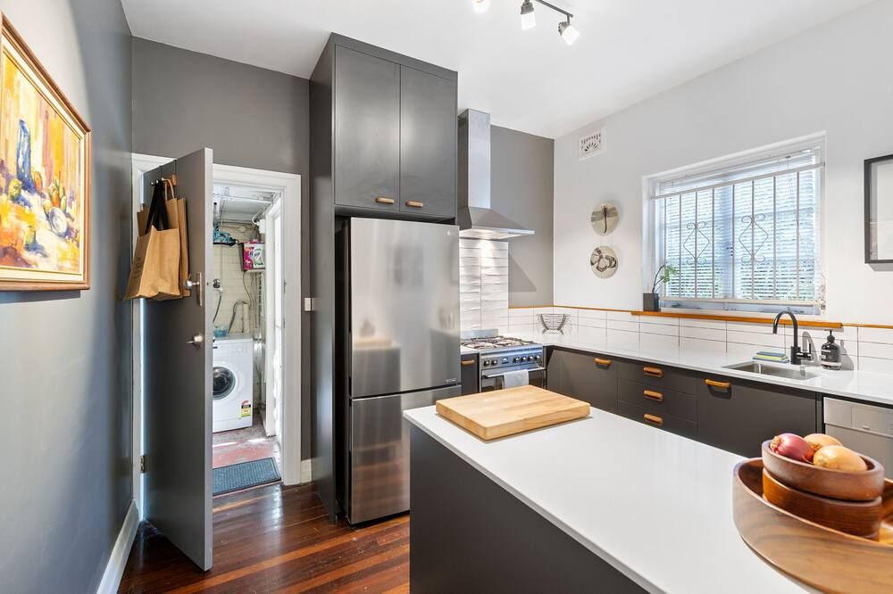 Step Back into Style ~ 2Bed/1Bath/1Car ~ New Farm - בריסביין - מטבח