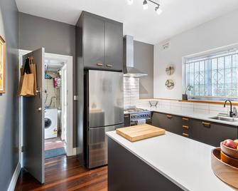 Step Back into Style ~ 2Bed/1Bath/1Car ~ New Farm - בריסביין - מטבח
