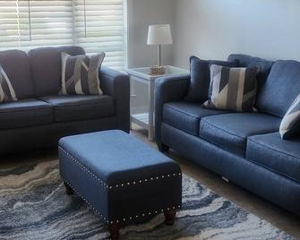 Beautiful beach retreat condo w/ amazing Gulf and beach view!! - Long Beach - Sala de estar