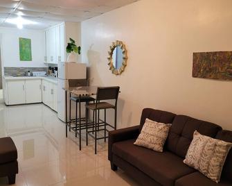 (POS) New Town charm steps away from carnival center, dining, club, the Savanah - Port-d'Espagne