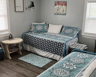 Cozy Creole Cottage 5 minute drive to beach sleeps 8 - Bay Saint Louis - Living room