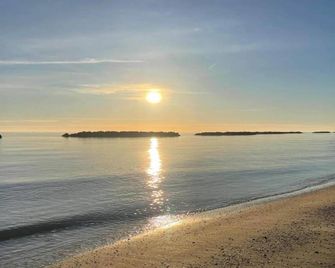 Bright apartment in a farmhouse with swimming pool - Fermo - Playa