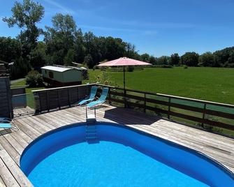 Belle Epoque Trailer of Saint-Pardoux 63440 2 places - Saint-Gal-sur-Sioule - Pool