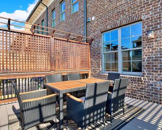 Luxe New Construction with River View, Pool Table - סאוואנה - מרפסת