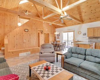 Minnesota Cabin Rental 3 Mi to Pelican Lake! - Breezy Point - Living room