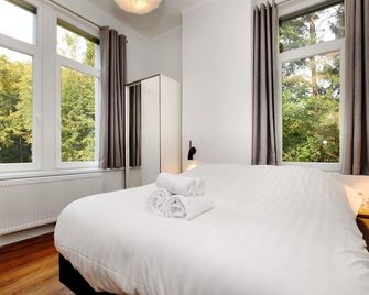 Balmoral Hot Tub Holiday Home - Spa - Bedroom