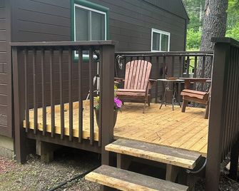 A Stream runs through it. Comfy little cabin with a stream by your bedroom. - Mio - Patio