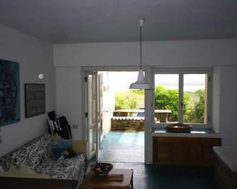 House with views in the countryside Casa nel verde con vista Lovely house with view - Stintino - Sala de estar