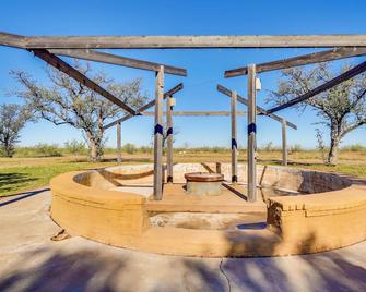 Secluded Ranch with Courtyard about 4 Mi to Odessa! - Odessa - Patio
