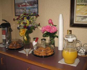 Great Lakes Inn Mackinaw City - Mackinaw City - Buffet