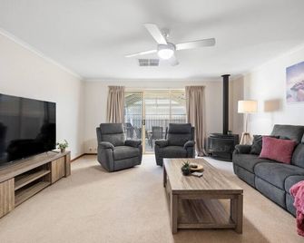 Moana Hideaway - 3br, Bbq, Parking - 모아나 - 거실