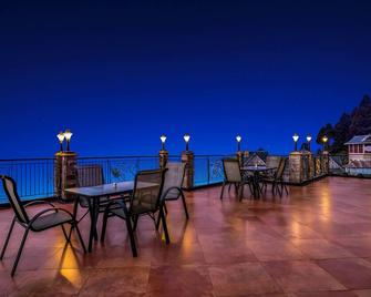Summit Grace Boutique Hotel & Spa - דאריילינג - מרפסת