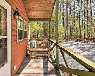 Family-Friendly Cabin about 5 Mi to Dtwn New Bern - New Bern - Balcony