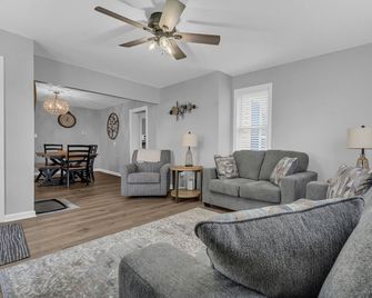 P`s Sip & Sand - DownTown Port Austin! - Port Austin - Living room