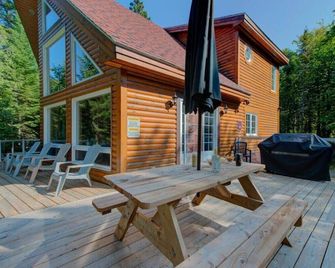 Le Missionnaire par Chalets Confort Mauricie - Lac-aux-Sables - Patio