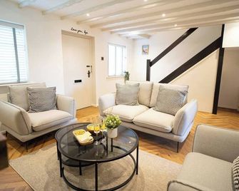 Stylish 2 Bedroom Cottage with Hot Tub and Parking - Bewdley - Σαλόνι