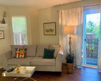 Peaceful and Private Cottage just 14 minutes from Thunder Valley Casino - Roseville - Living room