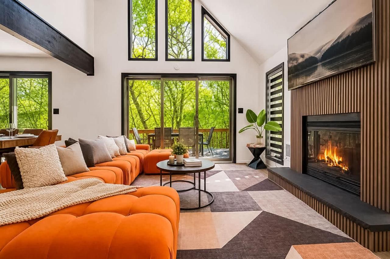 4 BR Lakeside House in Woods