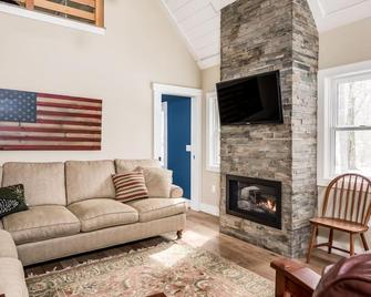 Impeccable home with screened-in porch, loft, WiFi and access to community beach - Moultonborough - Living room