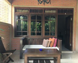 Cafe Wayan Cottages Senggigi - Senggigi - Patio