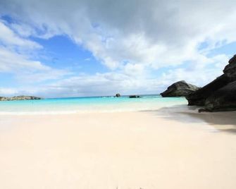 Your own private space on the Rock with Twizy charger - Mount Pleasant - Beach