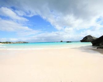 Your own private space on the Rock with Twizy charger - Mount Pleasant - شاطئ