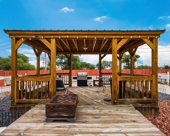Travelodge by Wyndham Oakley - Oakley - Patio