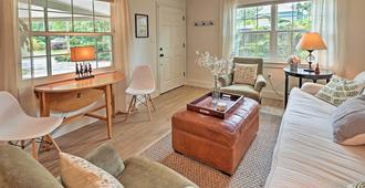 Elegant College Park Cottage with Patio and Gas Grill! - Orlando - Living room