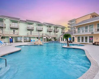 Beachside Bliss at El Constante w/ Amazing Location, Heated Pool & Hot Tub - Corpus Christi - Pool