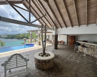 Apartment with a million dollar view and a wrap-around balcony with beach access - Castries - Pool