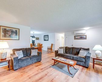 2 Mi to Mendenhall Glacier Forest-View Sanctuary! - Juneau - Living room