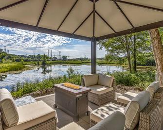 Hidden Oasis with indoor pool, exotic room and private lake - New Berlin - Patio