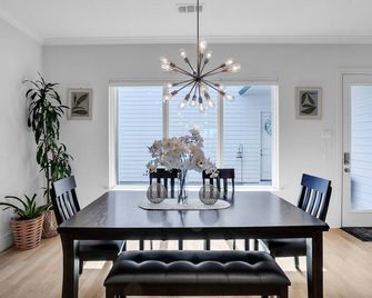 Modern 3BR in Bishop Arts - Walk to Shops & Dining Duplex - Dallas - Dining room