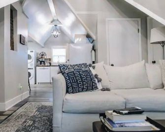 Beautiful Green Ridge Apartment in Scranton - Scranton - Living room