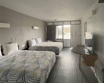 2 Queen Beds | Smoking - Sallisaw