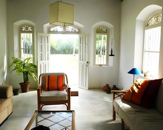 Cafe Ceylon - Koggala - Sala de estar