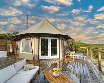 Luxury Safari Tent #4 Scenic Hill Country Views- Private Deck/Hot Tub/Pond Pool - Marble Falls - Балкон