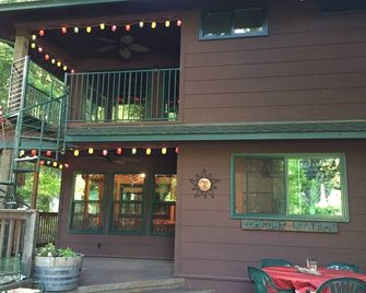 Majestic River Front Cabin (w/ 2 bedroom guest cottage) - Redway - Building