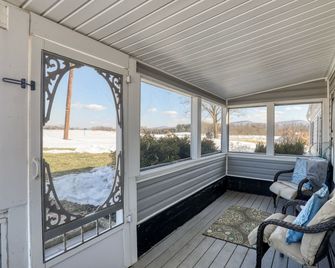 Country cottage beside stocked pond on 40 acres and Blue ridge Mountain View - Front Royal - Balkon