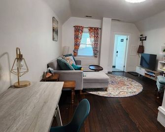 Beautiful 120 year old home in downtown Kansas City. - Kansas City - Living room
