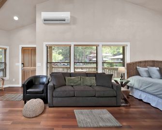 The Inn at Shasta Lake - O'Brien - Living room