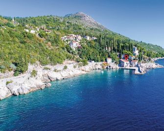 Amazing home in Trsteno with house sea view - Trsteno - Beach