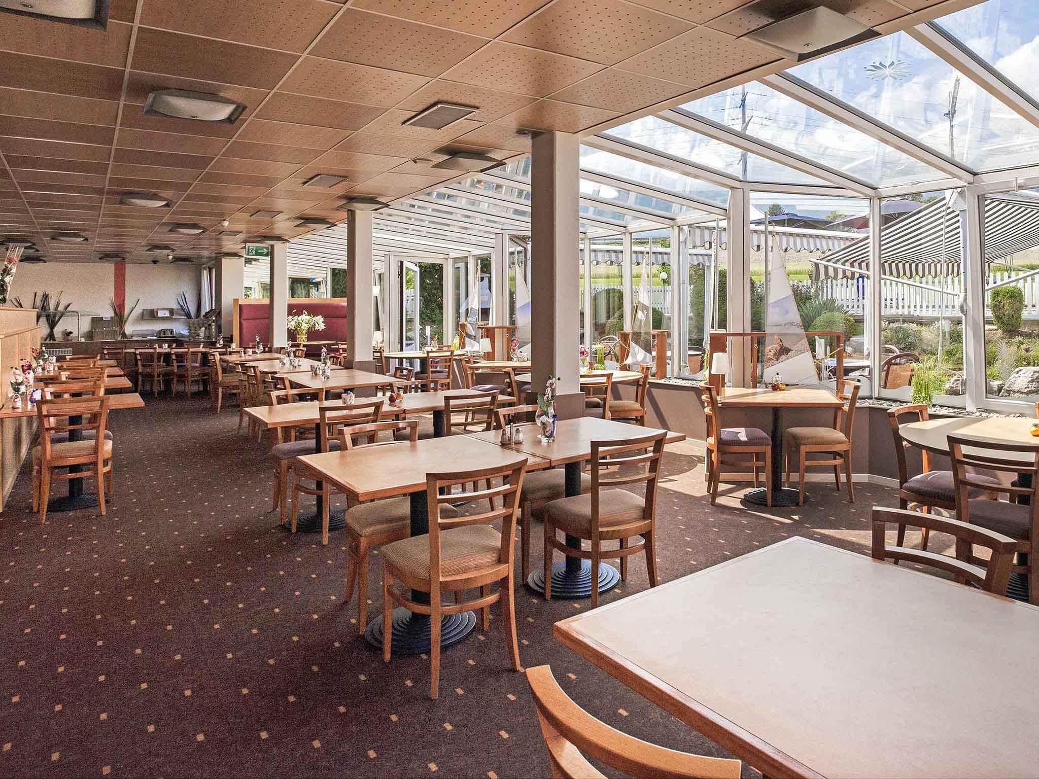 ibis 3 Lacs Neuchâtel - נויכאטל - מסעדה