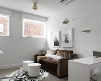 Boutique Hotel Room above The Jefferson Theater on the Downtown Mall - Шарлоттсвіль - Вітальня