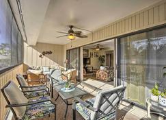 Centrally Located Kailua-Kona Condo with Lanai! - Kailua-Kona - Pokój dzienny