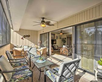 Centrally Located Kailua-Kona Condo with Lanai! - Kailua-Kona - Living room
