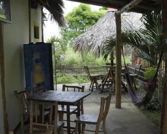 Wild Waves Surf-House - Popoyo - Patio