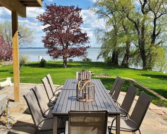 Reconnect with family & friends while enjoying panoramic views of Lake Superior - Ashland - Terasa