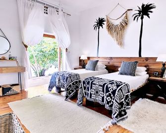 Sails Beachhouse Unique Waterfront Villa - Aore Island - Bedroom