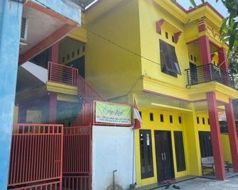 OYO Life 93036 Eddy Homestay Syariah - Lamongan - Edificio